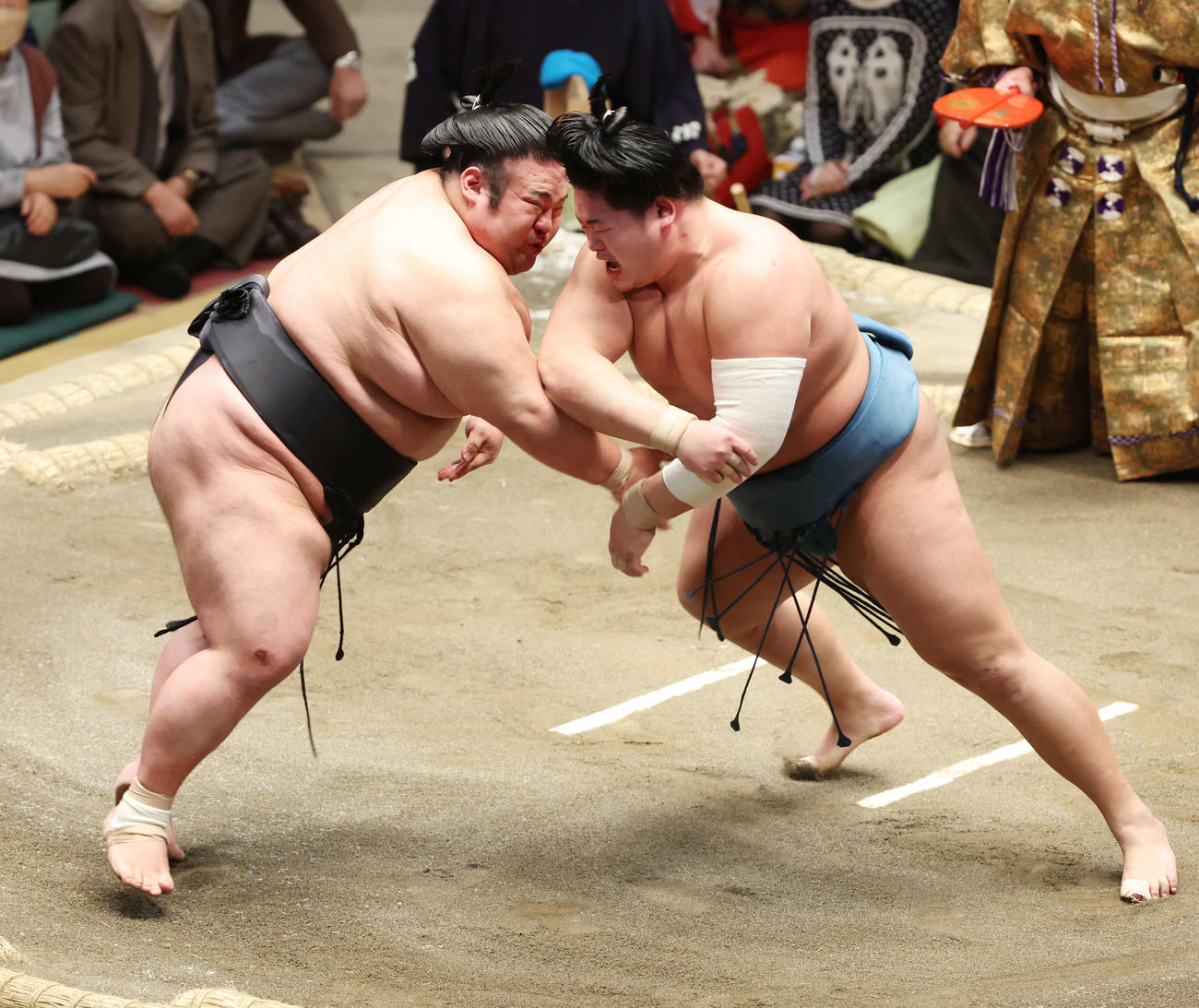 貴景勝（上）ははたき込みで錦富士を破る（撮影・宮地輝）