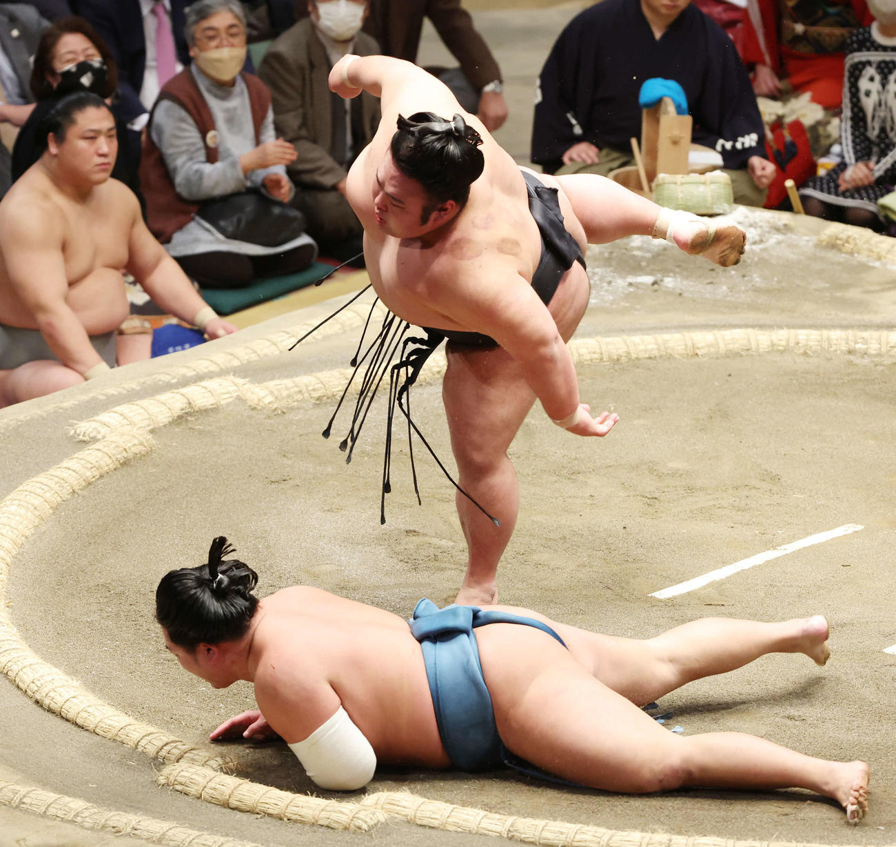貴景勝（上）ははたき込みで錦富士を破る（撮影・宮地輝）