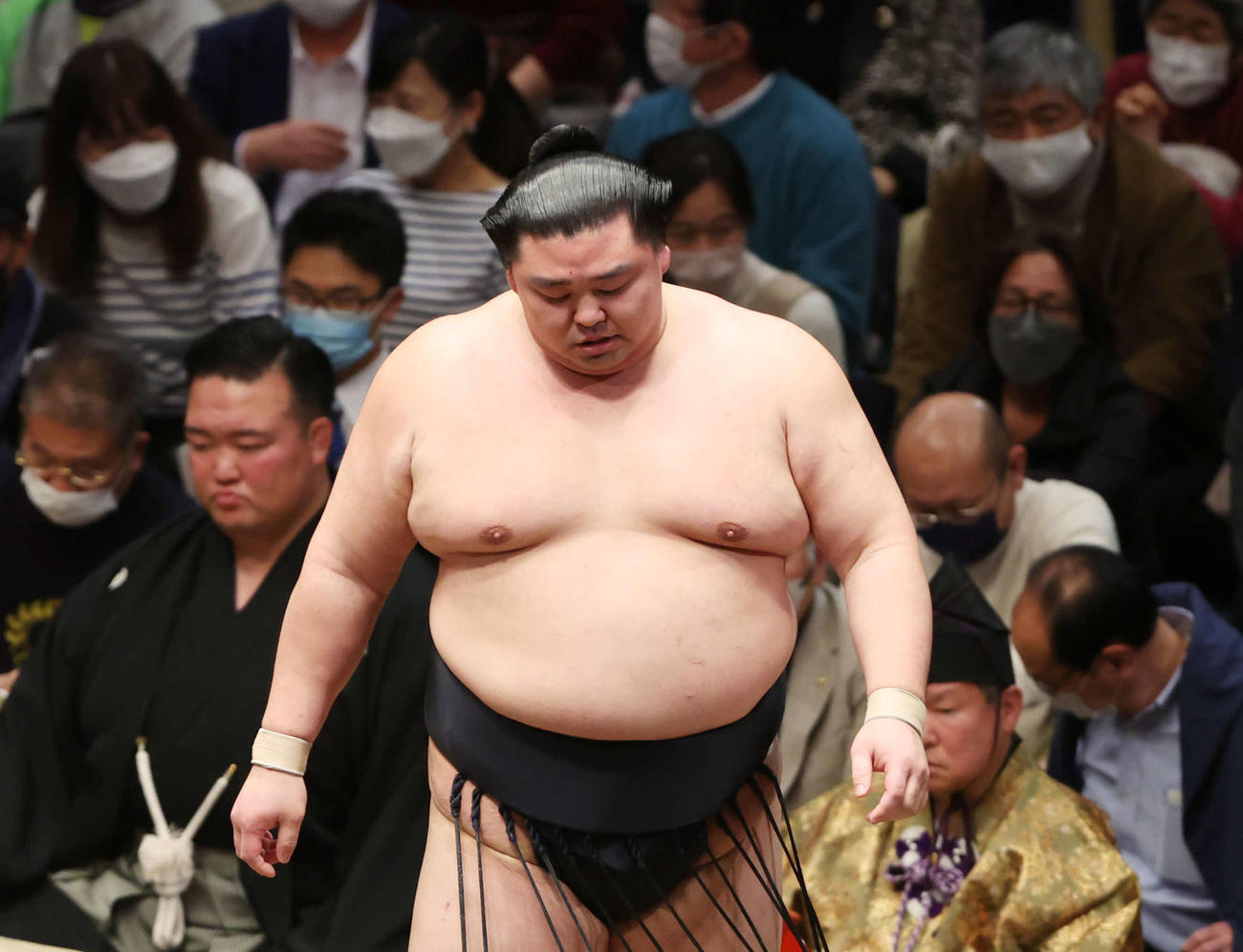 若元春に敗れ下を向く正代（撮影・宮地輝）