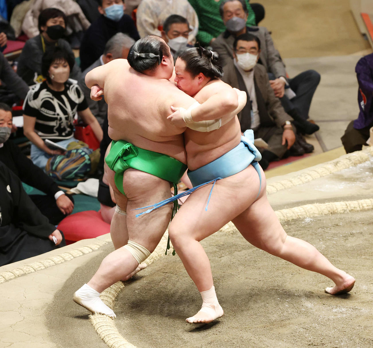 琴勝峰（右）は押し出しで千代丸を破る（撮影・宮地輝）