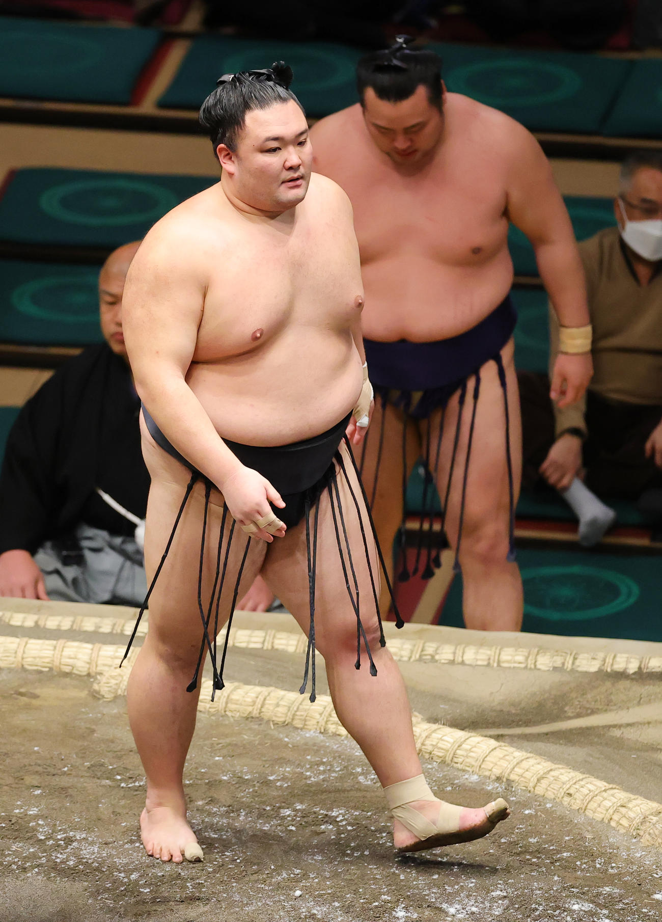 北の若（後方）を寄り切りで破った朝乃山（撮影・野上伸悟）