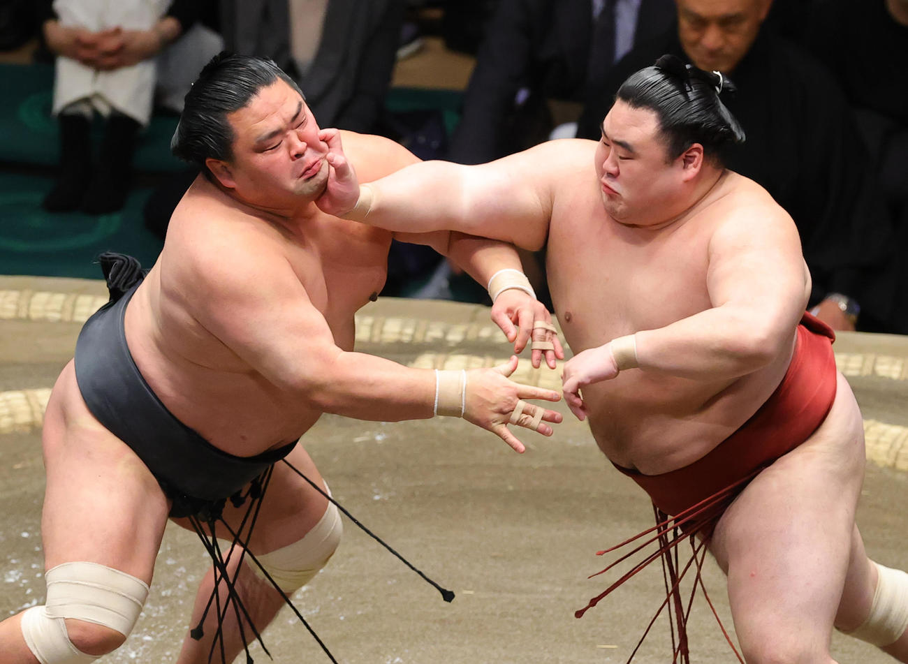 隆の勝（右）を押し出しで破った妙義龍（撮影・野上伸悟）
