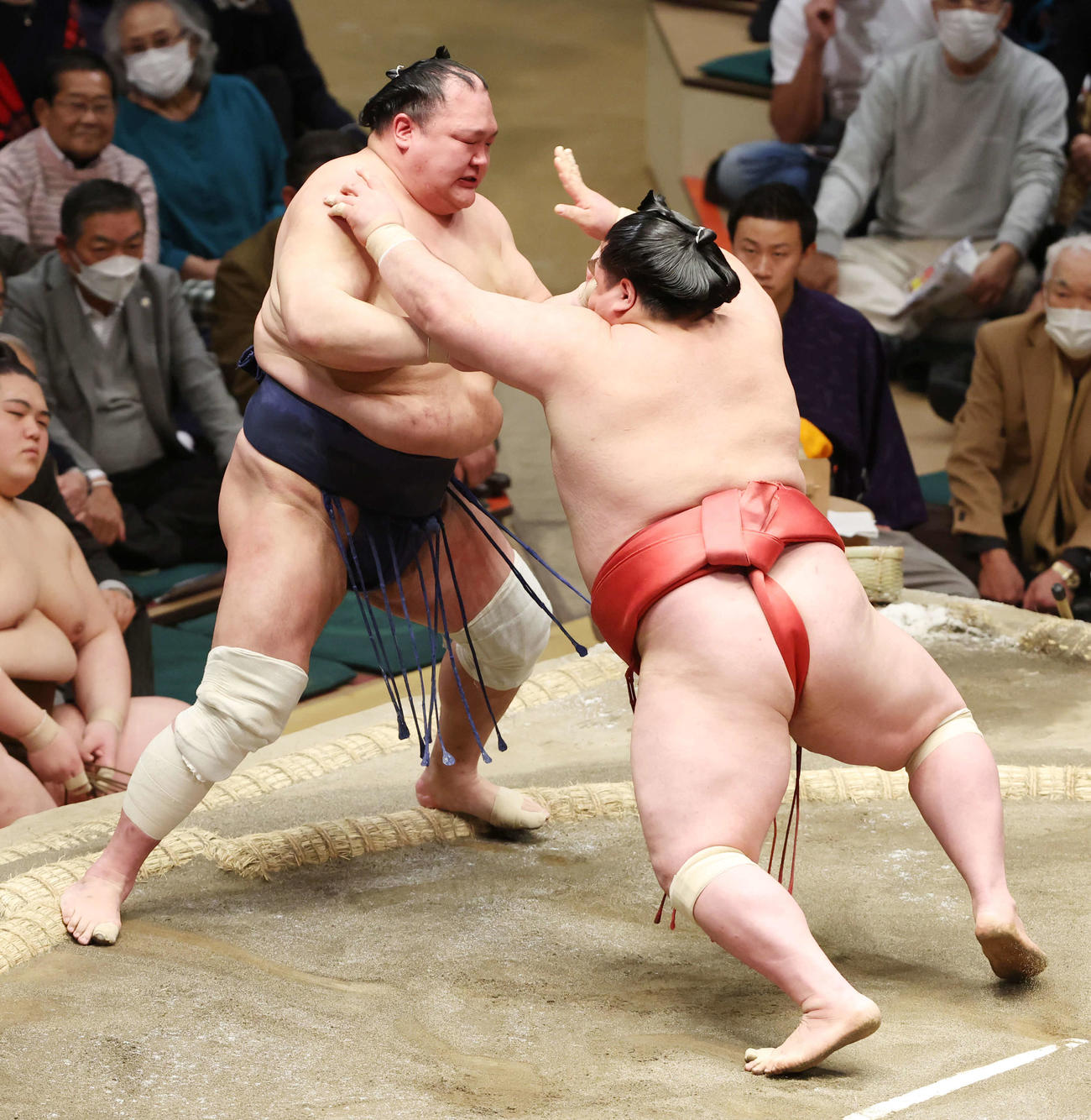 阿武咲（右）は押し出しで北勝富士を破る（撮影・宮地輝）