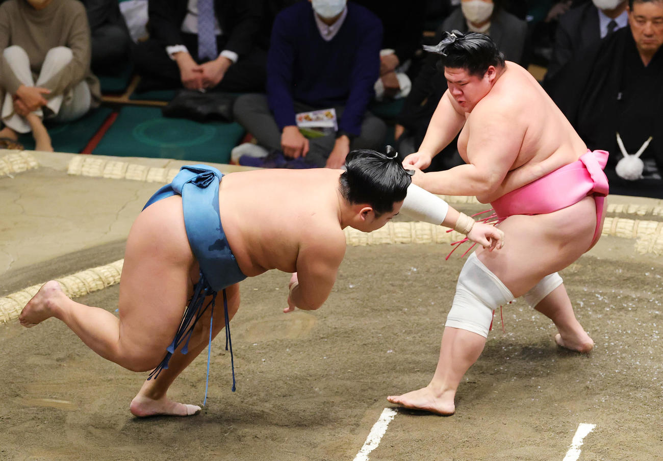 錦富士（左）をはたき込みで破った宇良（撮影・野上伸悟）