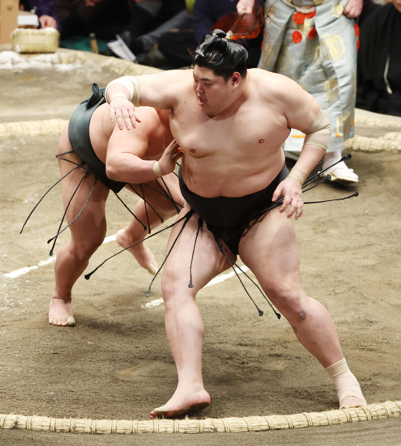阿炎（右）は送り出しで翠富士に敗れる（撮影・宮地輝）