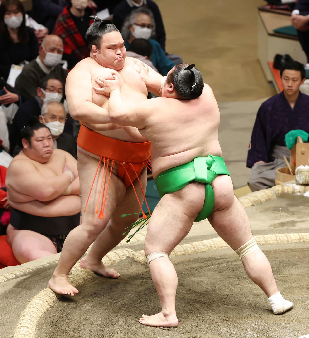 水戸龍（左）は押し出しで千代丸に敗れる（撮影・宮地輝）