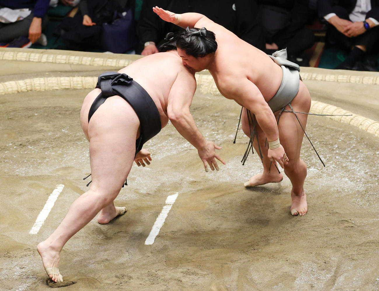 竜電（左）をはたき込みで破る若隆景（撮影・野上伸悟）