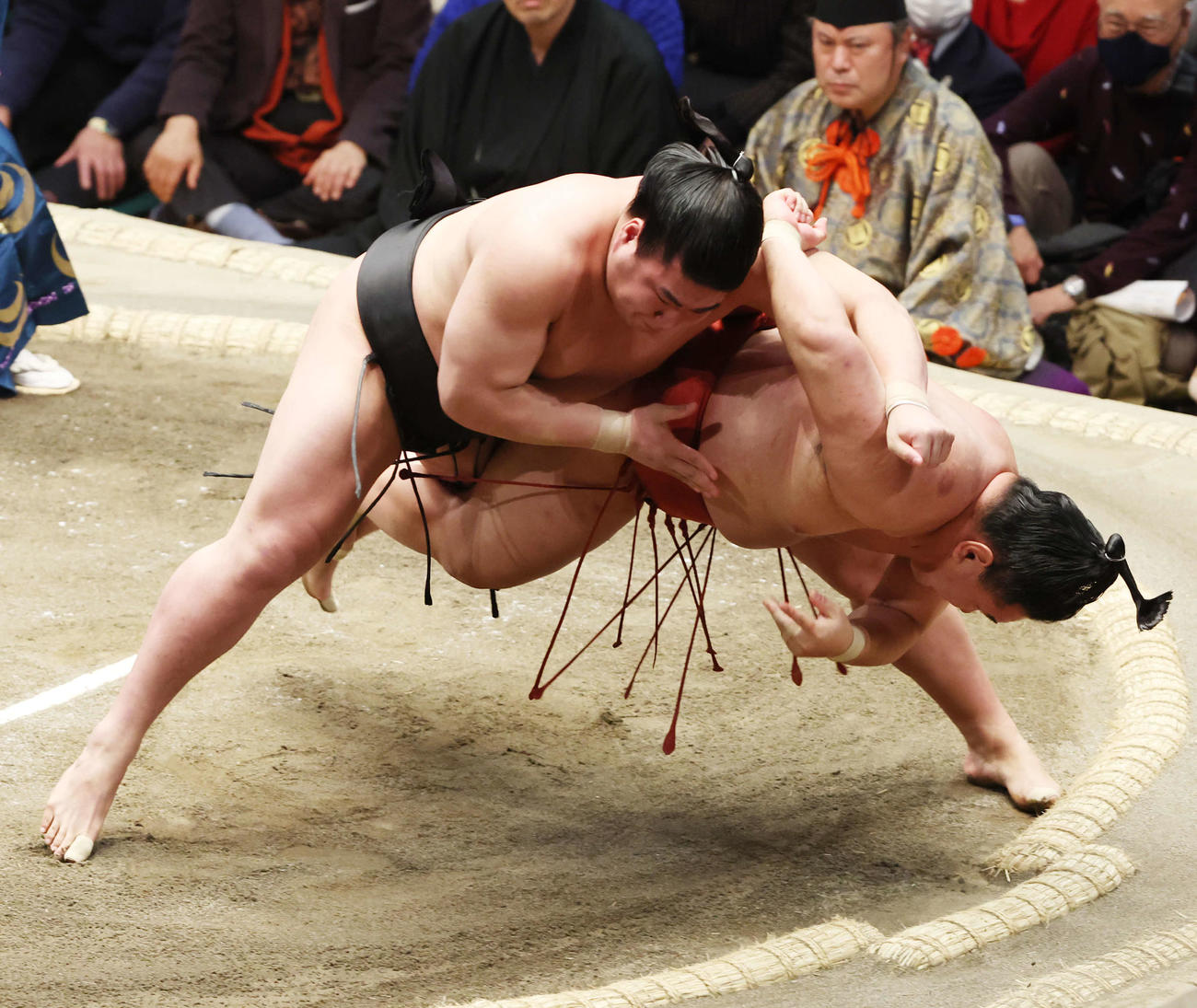 若元春（左）はすくい投げで豊昇龍を破る（撮影・宮地輝）