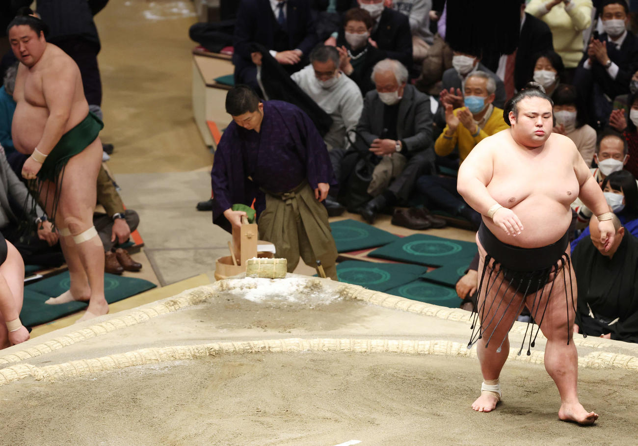 佐田の海（左）を破った貴景勝（撮影・宮地輝）