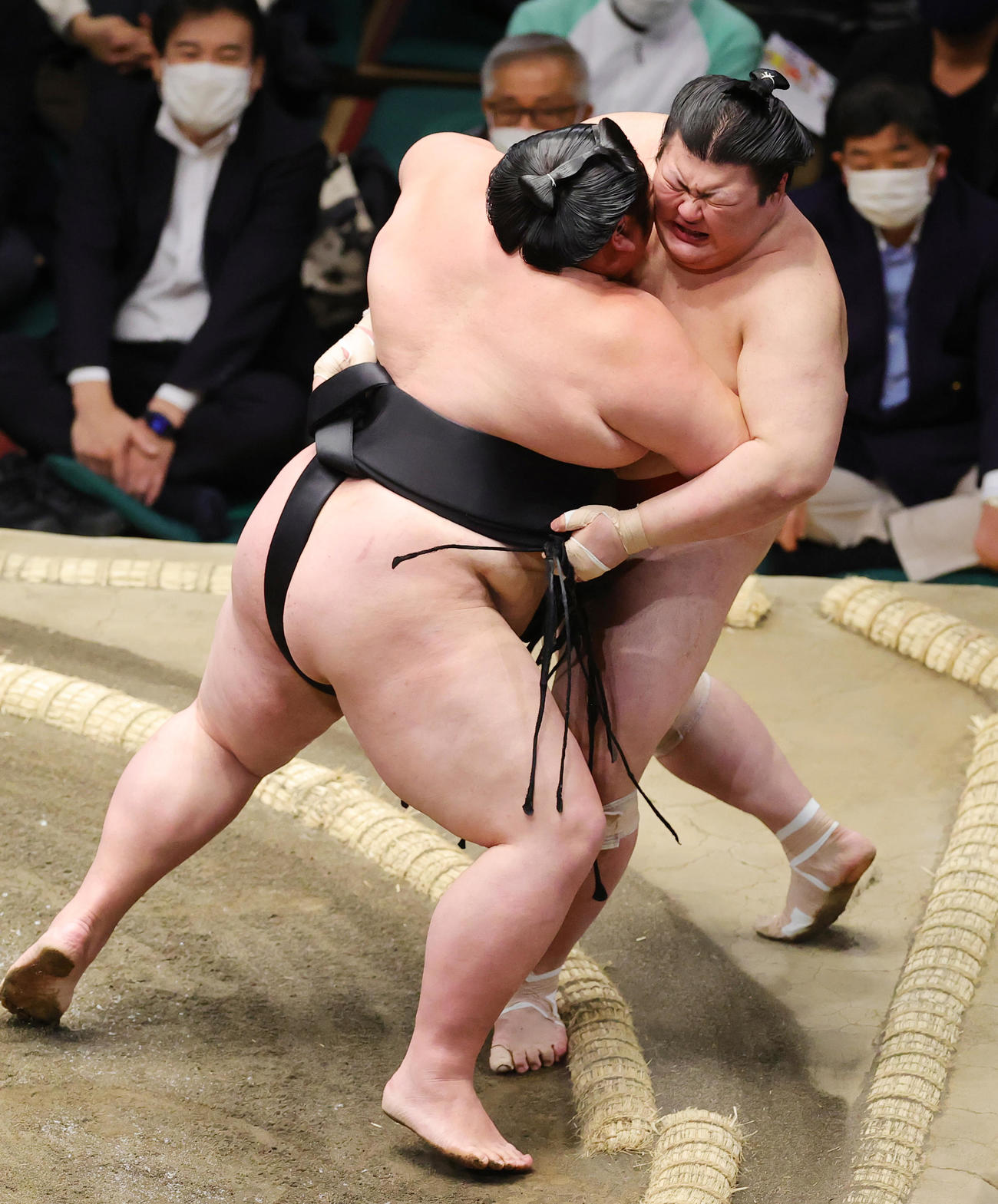 熱海富士（右）を寄り切りで破る剣翔（撮影・野上伸悟）