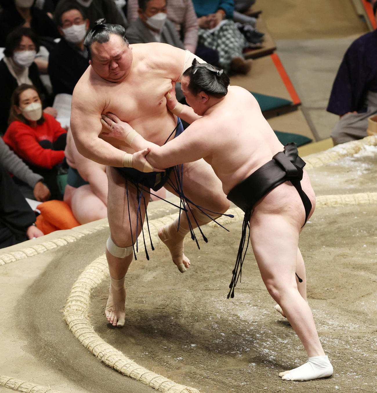 宝富士（左）は押し出しで千代翔馬に敗れる（撮影・宮地輝）