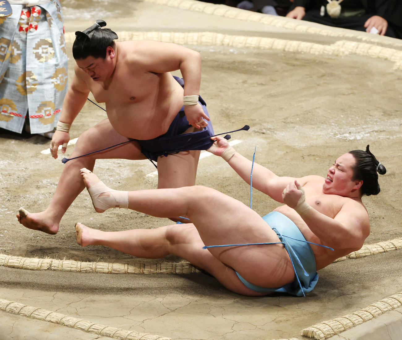 琴勝峰（右）は下手投げで平戸海に敗れる（撮影・宮地輝）