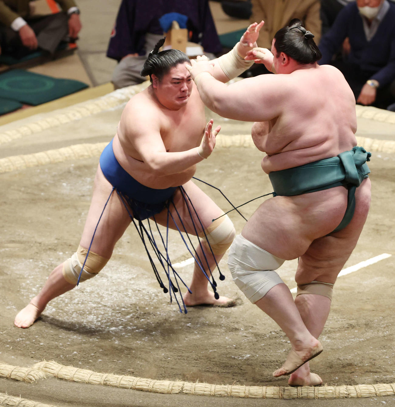 一山本（左）は突き出しで碧山を破る（撮影・宮地輝）