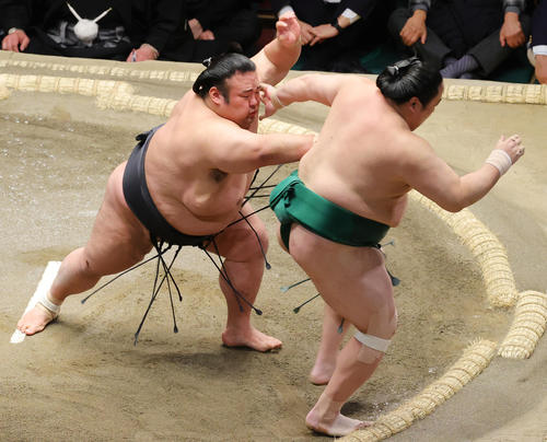 佐田の海（手前）を押し出しで破る貴景勝（撮影・野上伸悟）