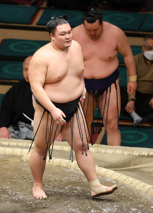 北の若（後方）を寄り切りで破った朝乃山（撮影・野上伸悟）