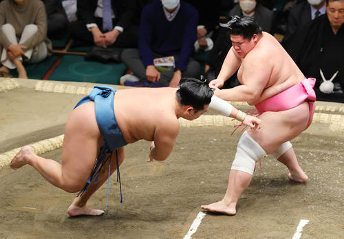 錦富士（左）をはたき込みで破った宇良（撮影・野上伸悟）