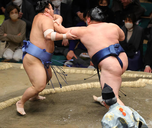 翔猿（左）を押し出しで破る玉鷲（撮影・野上伸悟）