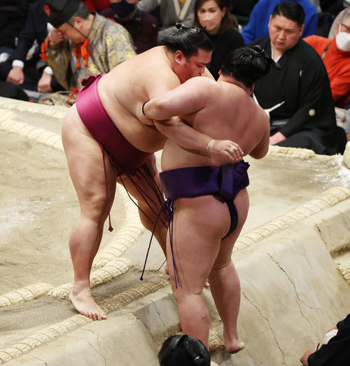 明生（右）を寄り切りで破った御嶽海（撮影・宮地輝）