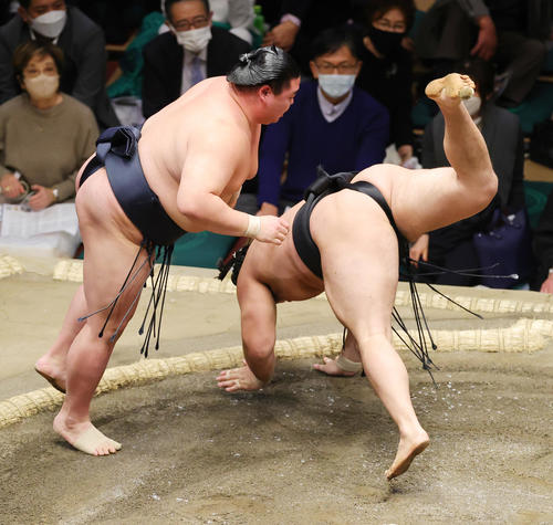 霧馬山（右）を引き落としで破る正代（撮影・野上伸悟）