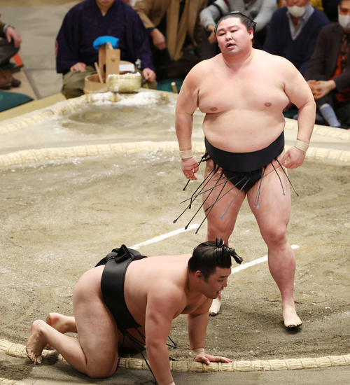 霧馬山（左）を引き落としで破った正代（撮影・宮地輝）
