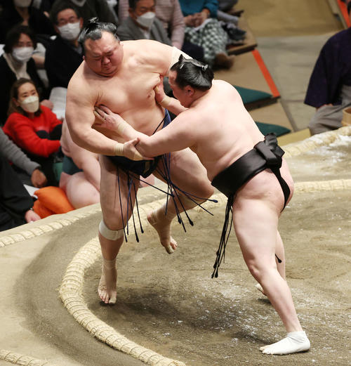 宝富士（左）は押し出しで千代翔馬に敗れる（撮影・宮地輝）