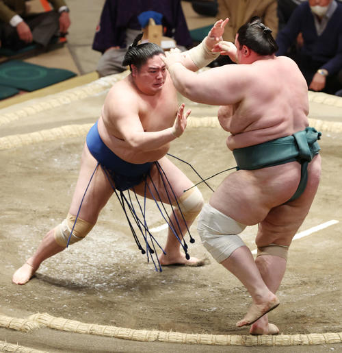 一山本（左）は突き出しで碧山を破る（撮影・宮地輝）
