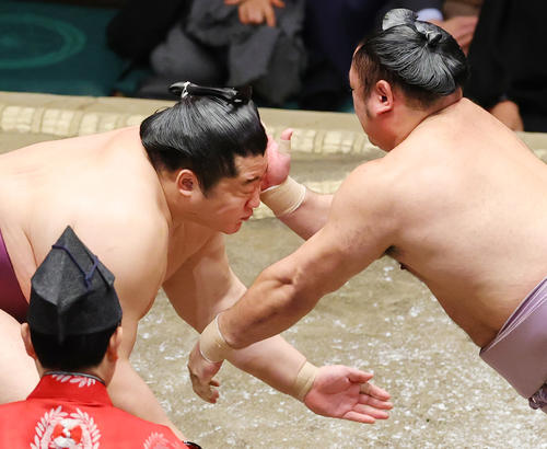 立ち合いで琴恵光（左）とぶつかる遠藤（撮影・野上伸悟）