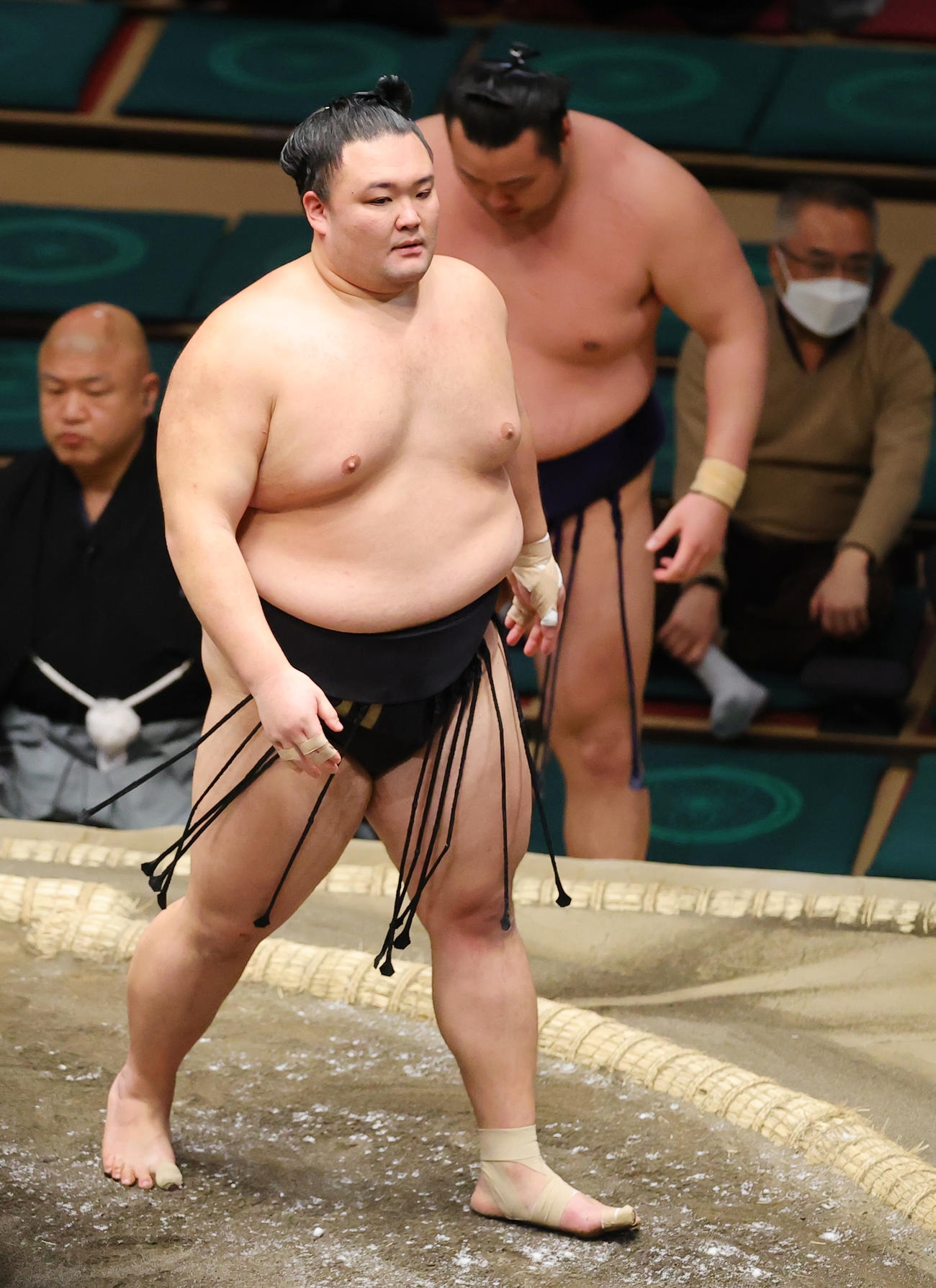 北の若（後方）を寄り切りで破った朝乃山（撮影・野上伸悟）