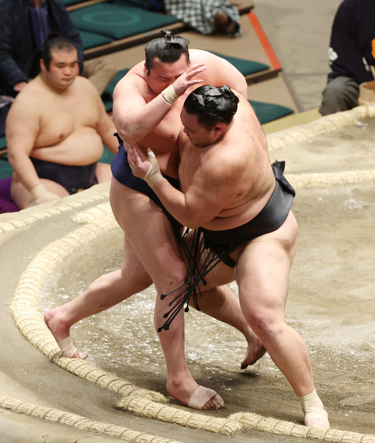 朝乃山（右）は寄り切りで北の若を破る（撮影・宮地輝）