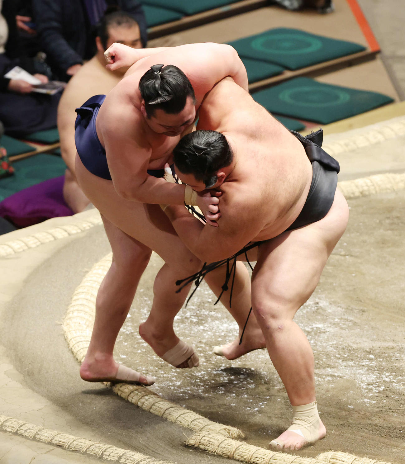 朝乃山（右）は寄り切りで北の若を破る（撮影・宮地輝）