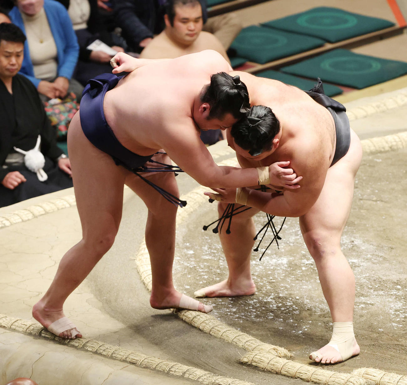 朝乃山（右）は寄り切りで北の若を破る（撮影・宮地輝）