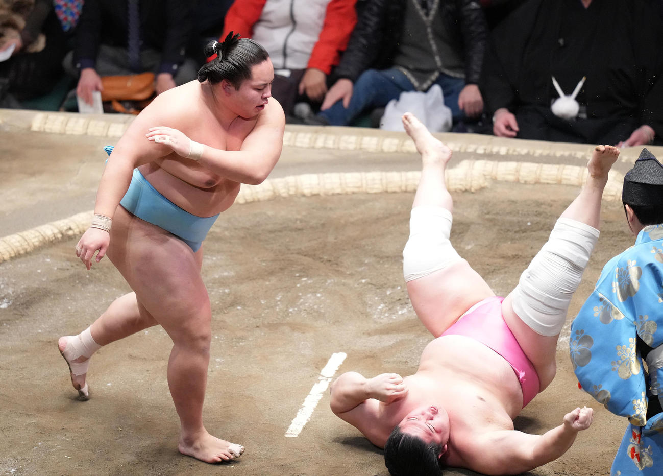 琴勝峰（左）は突き落としで宇良を破る（撮影・菅敏）