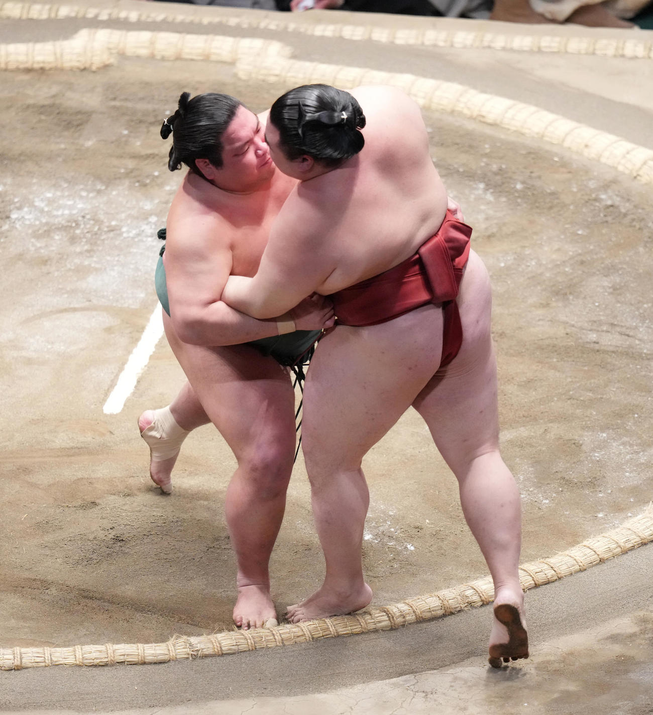 隆の勝（右）を寄り切りで破る錦木（撮影・菅敏）