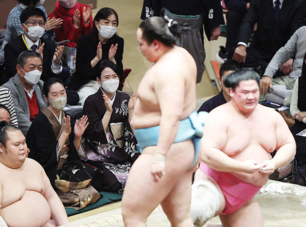 宇良対琴勝峰の一番で盛り上がる講談師の田辺銀冶（手前左から2人目）と一龍斎貞鏡（撮影・河田真司）