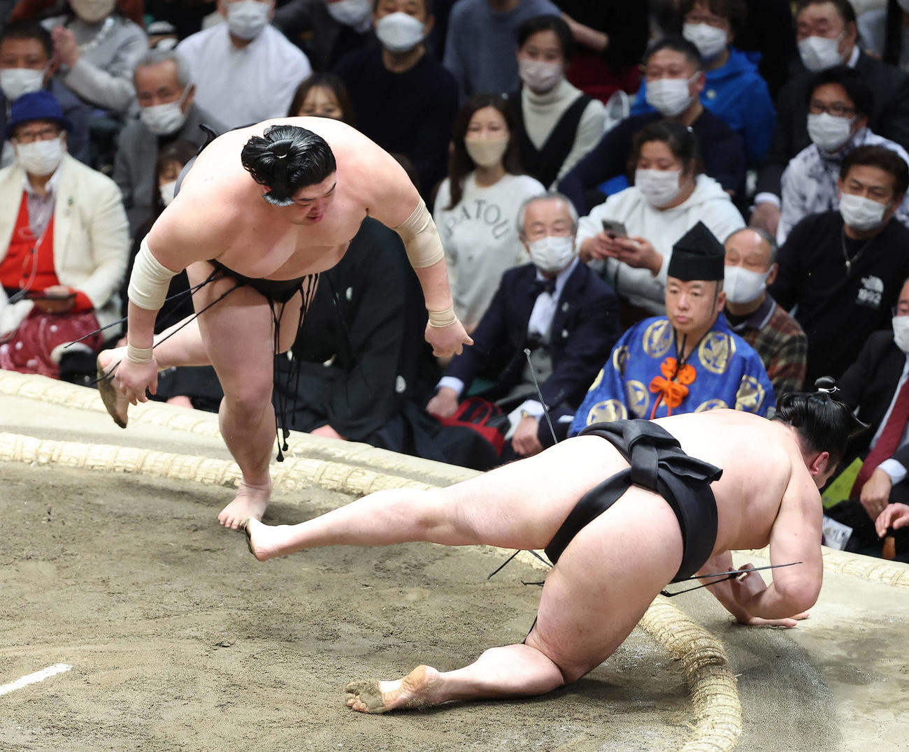 阿炎（左）は竜電をはたき込みで破る（撮影・河田真司）