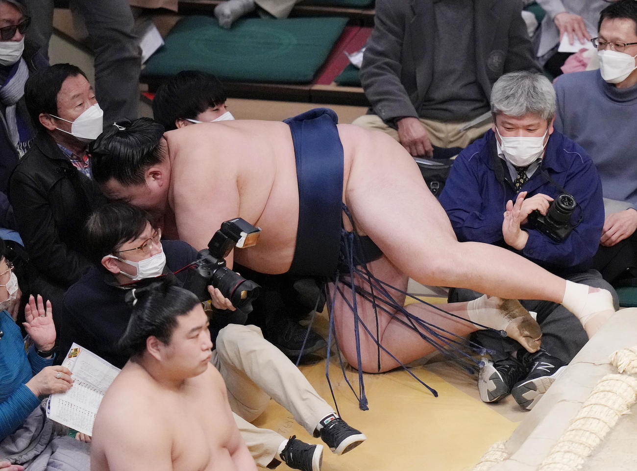 大栄翔を突き落としで破り、勢い余ってカメラマンに突っ込む玉鷲（撮影・菅敏）
