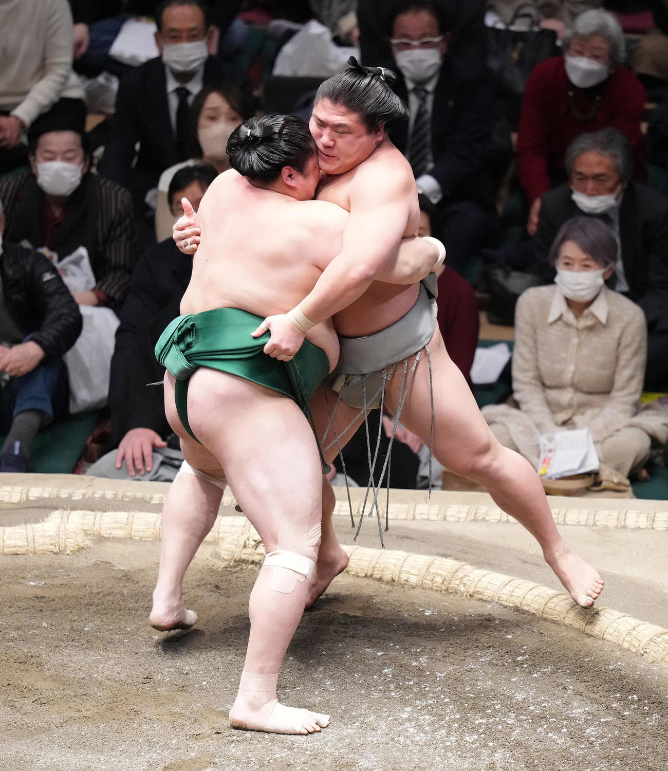 若隆景（右）を寄り切りで破る佐田の海（撮影・菅敏）