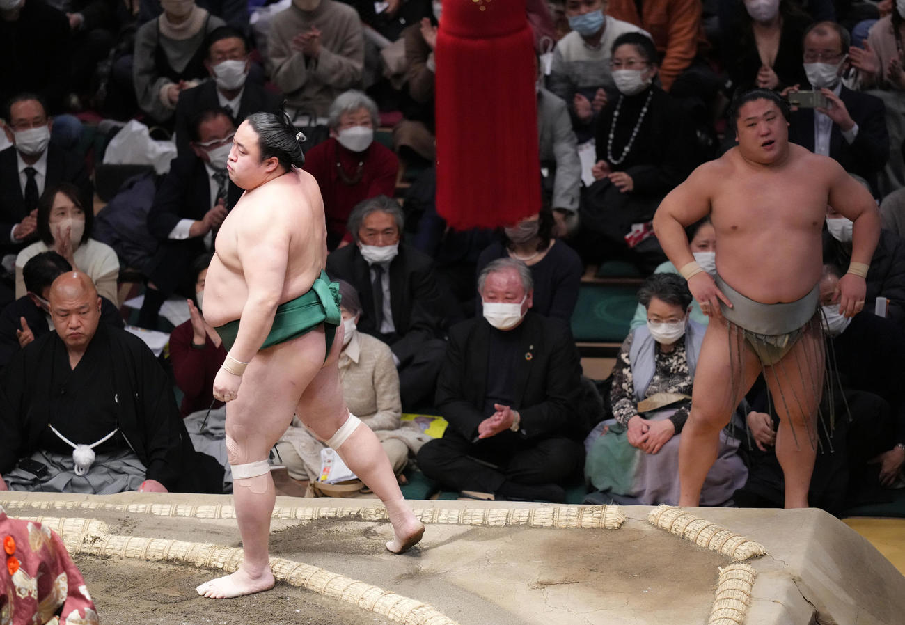 若隆景（右奥）を寄り切りで破る佐田の海（撮影・菅敏）