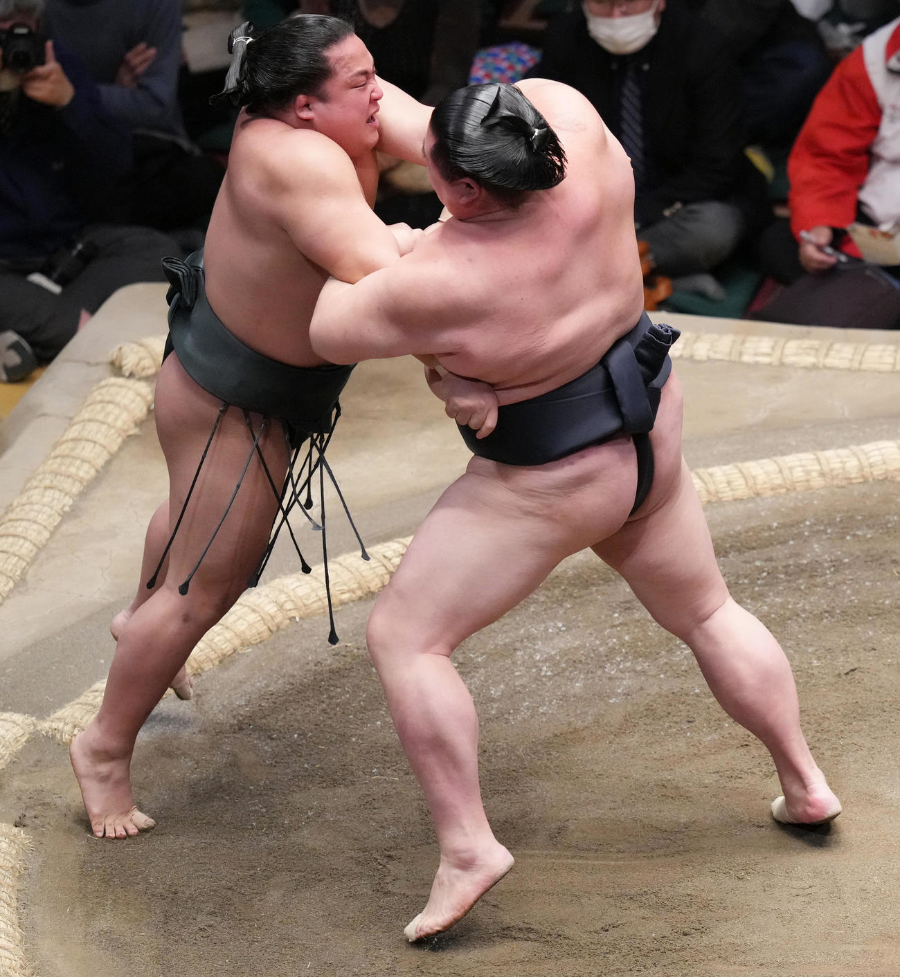 翠富士（左）を極め出しで破る正代（撮影・菅敏）