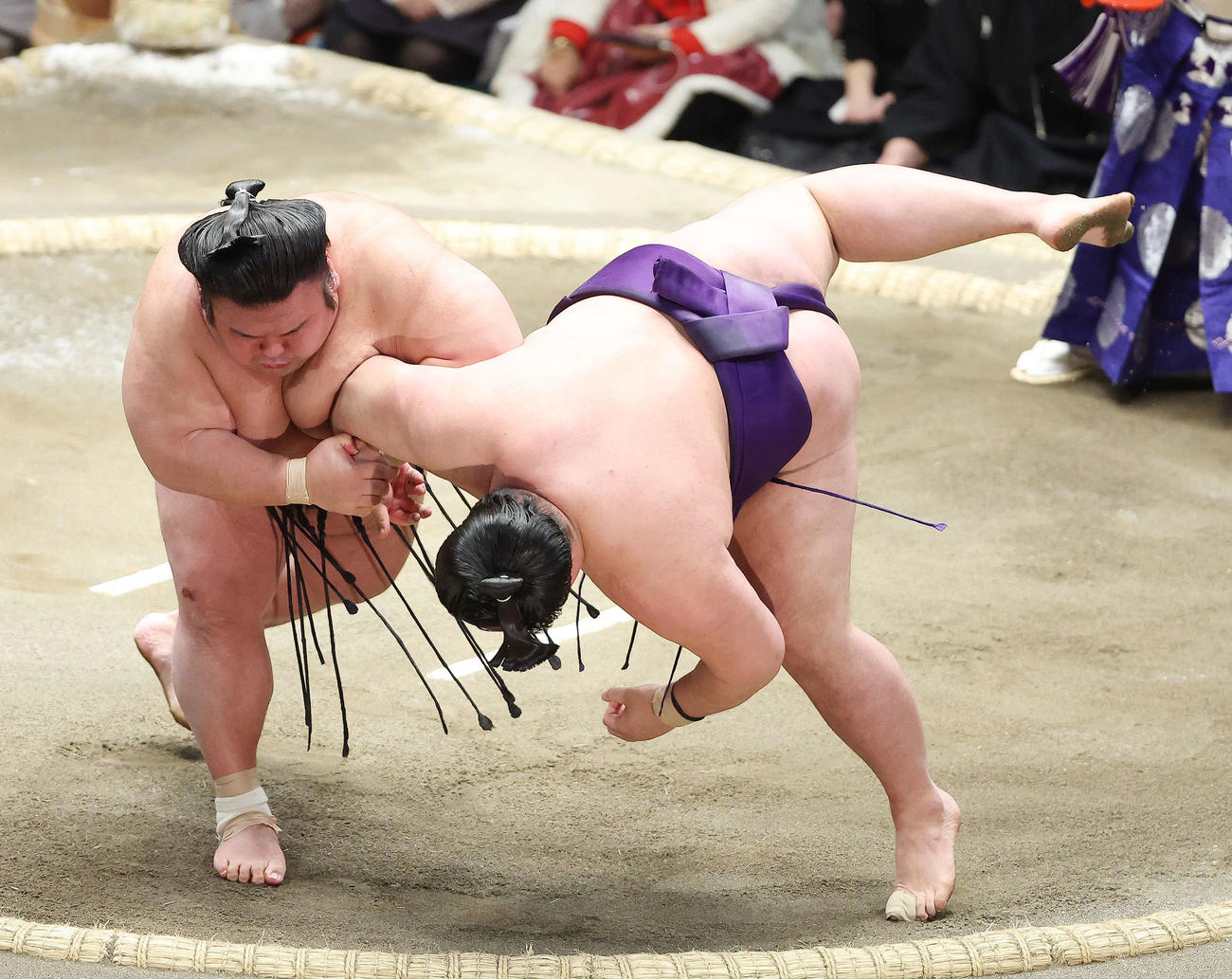 貴景勝（左）は明生を小手投げで破る（撮影・河田真司）