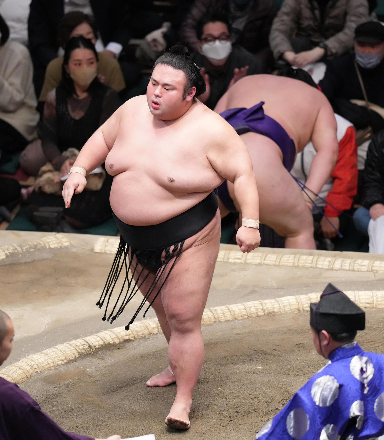 明生（右奥）を小手投げで破る貴景勝（撮影・菅敏）