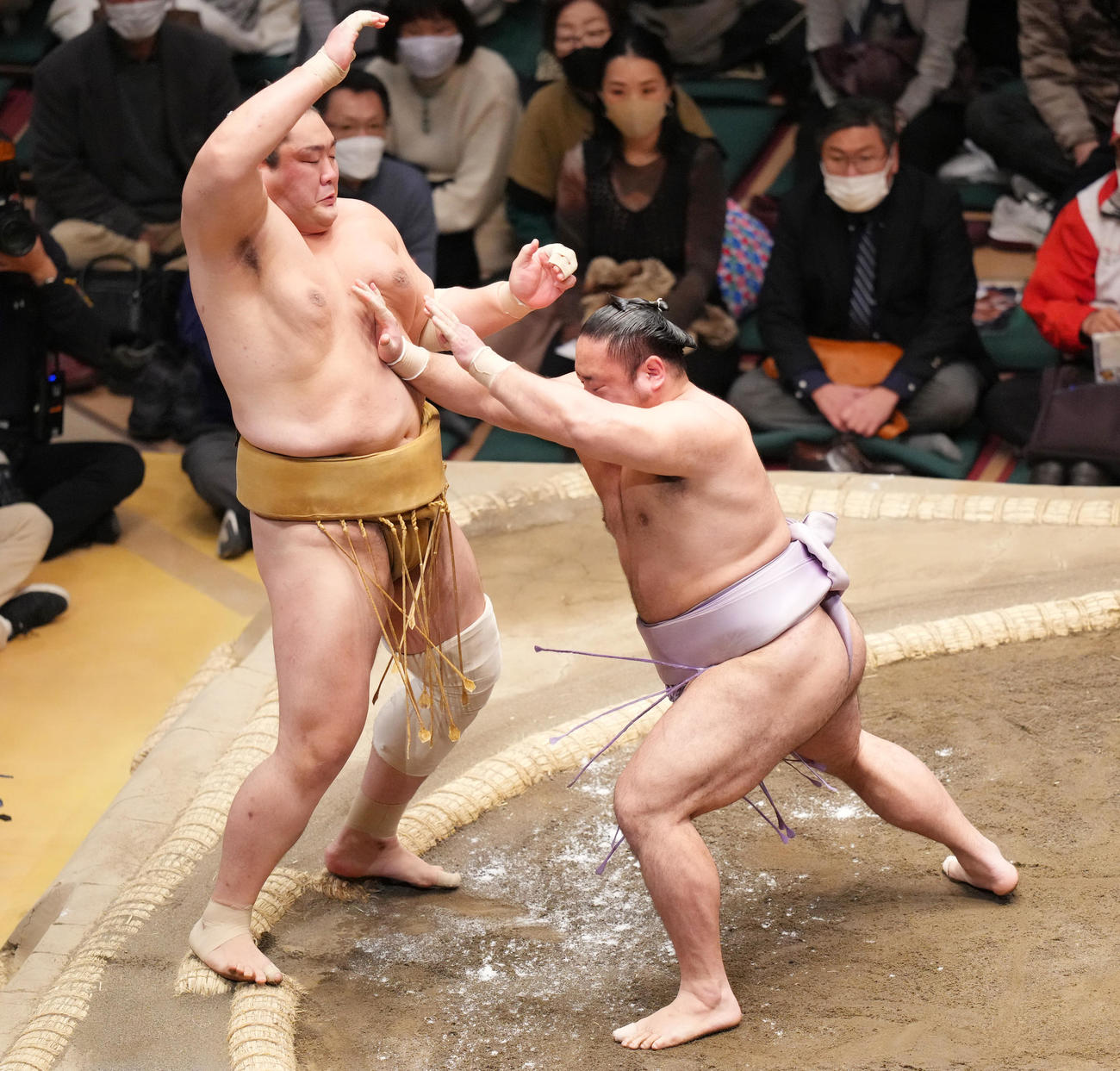 輝（左）を突き出しで破る琴恵光（撮影・菅敏）