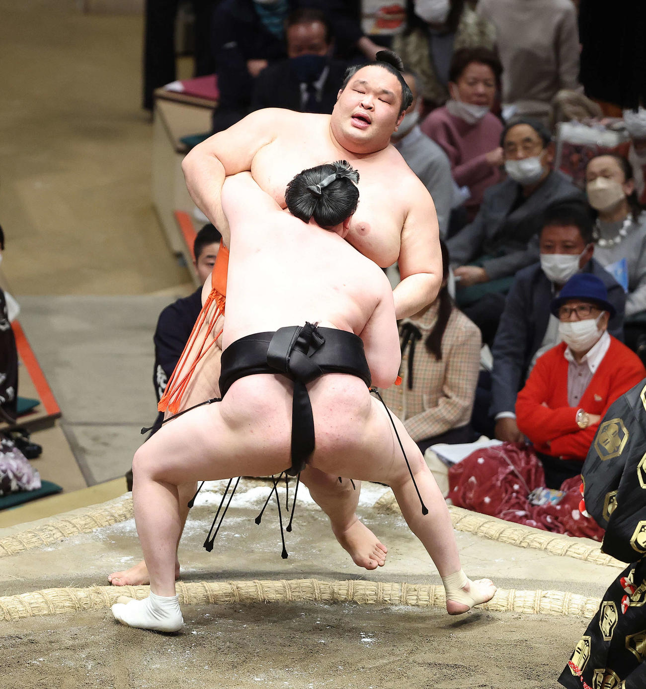 千代翔馬（手前）に寄り切りで敗れる水戸龍（撮影・河田真司）