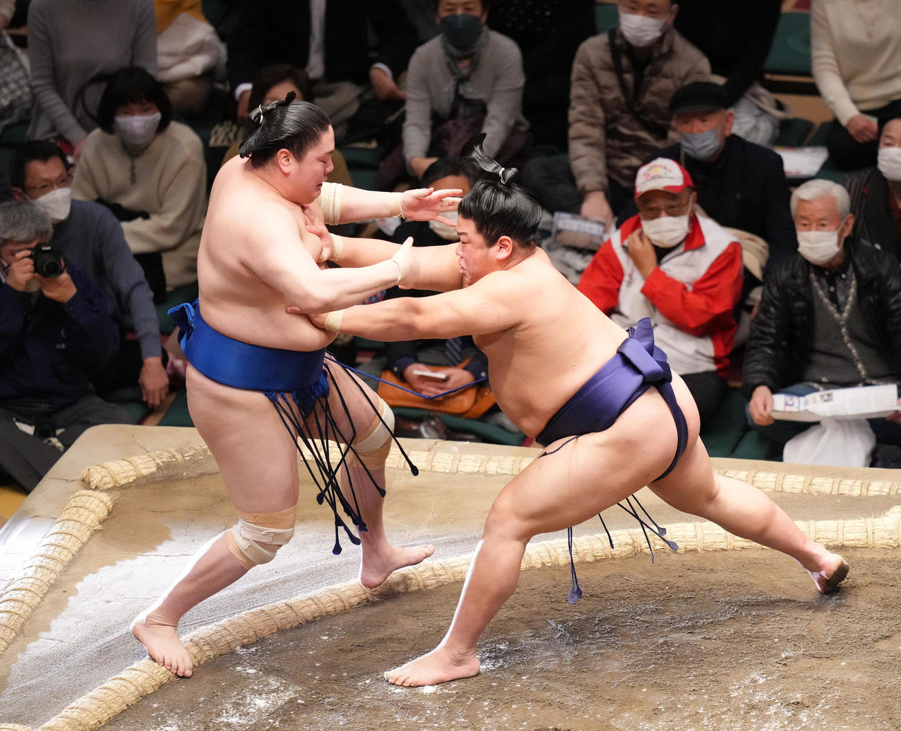 一山本（左）を押し出しで破る平戸海（撮影・菅敏）