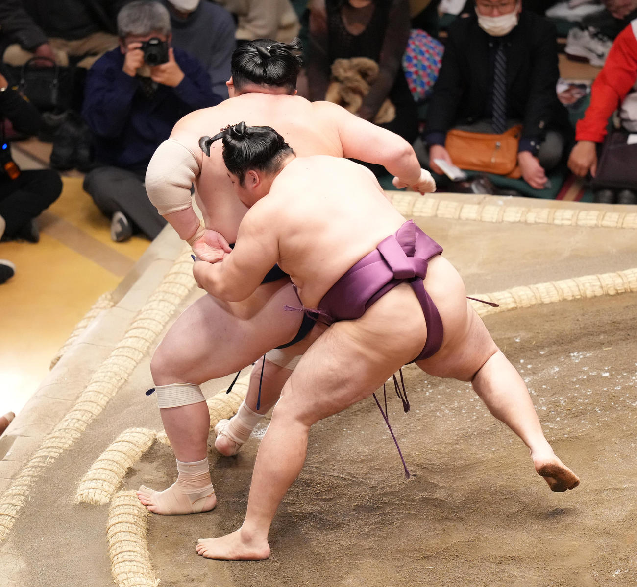 宝富士（左）を送り出しで破る遠藤（撮影・菅敏）