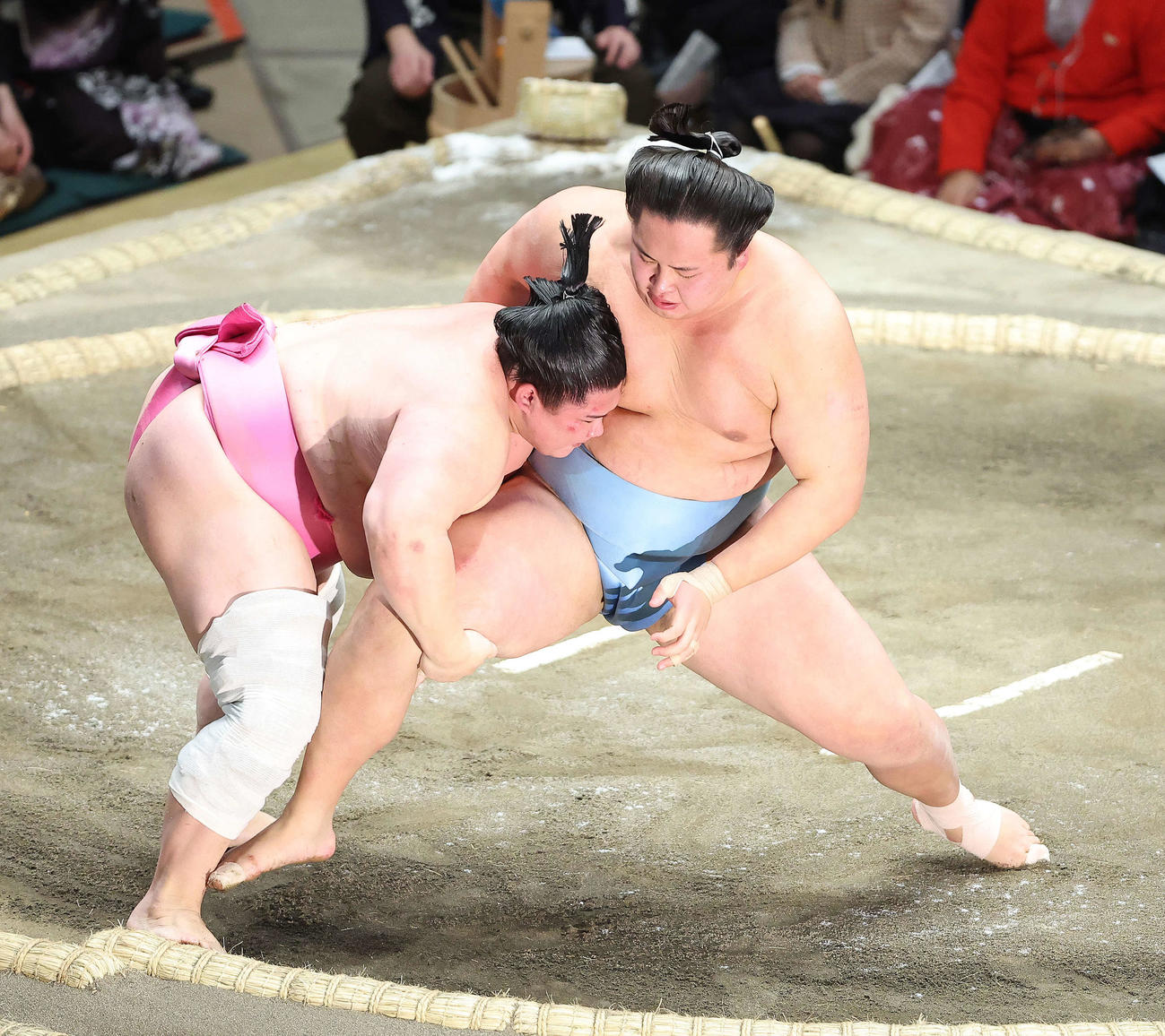 宇良（左）の攻めに耐える琴勝峰（撮影・河田真司）