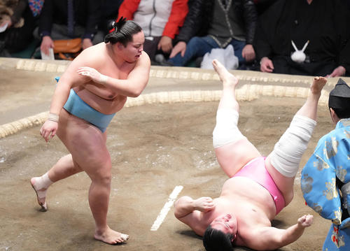 琴勝峰（左）は突き落としで宇良を破る（撮影・菅敏）