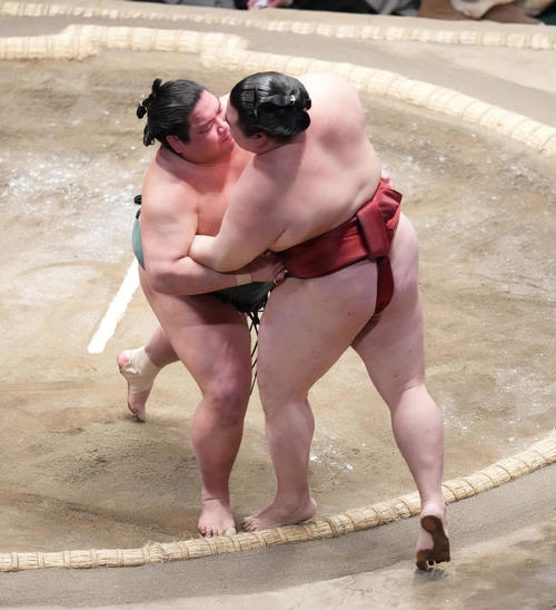 隆の勝（右）を寄り切りで破る錦木（撮影・菅敏）