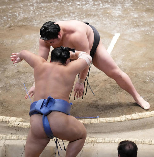 翔猿（手前）を押し出しで破る若元春（撮影・菅敏）