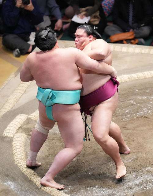 琴ノ若（左）を押し出しで破る御嶽海（撮影・菅敏）